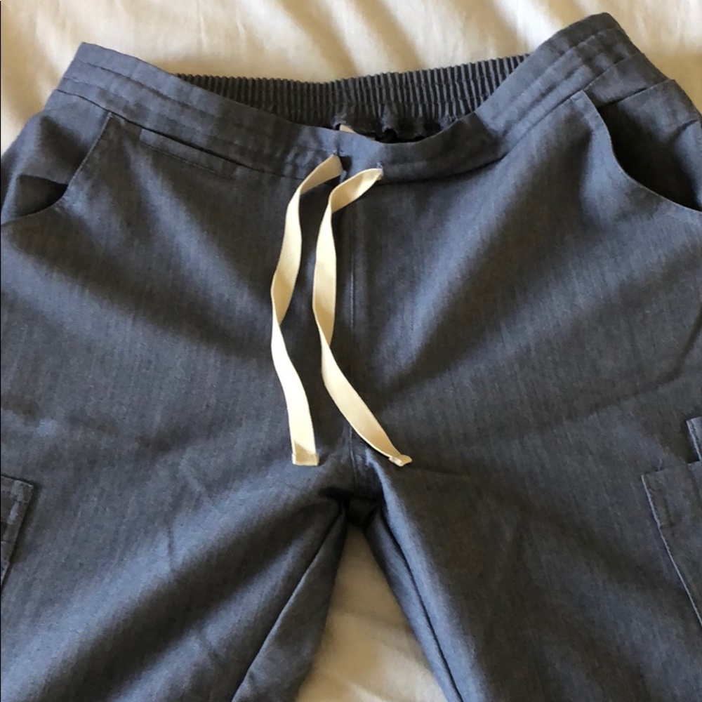 ⭐️NEW LISTINGS⭐️ Yola Petite Skinny Scrub Pants